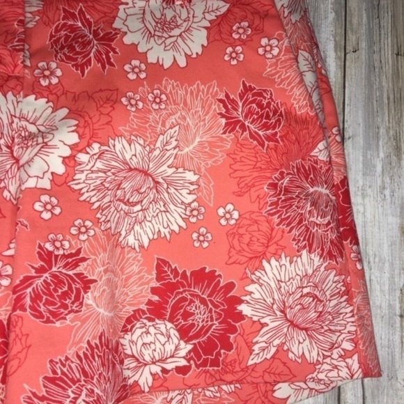 Isaac Mizrahi Peony Floral Midi Shorts - Picture 4 of 7